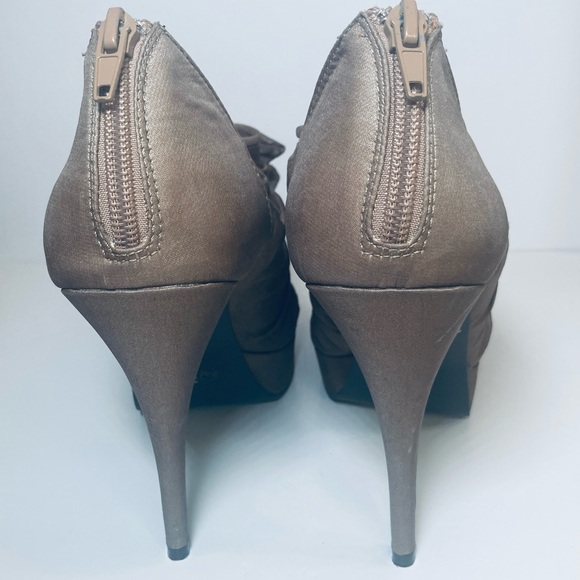 1” Platform Metallic Brown 'Haylie' Chiffon Ruffle Heels Sz 8.5 Chinese Laundry - Picture 4 of 14